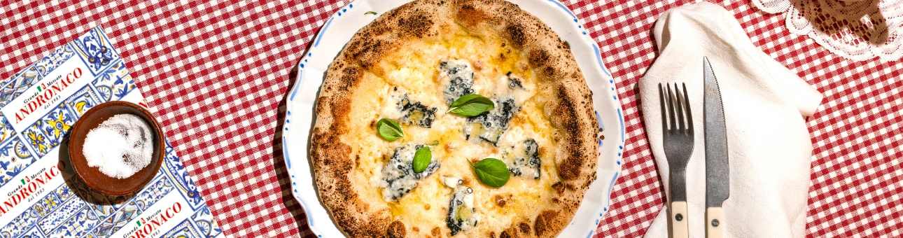 Vier-Käse-Pizza aus der Pfanne